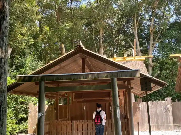 月讀宮(皇大神宮別宮)の{uncategorized: "未分類", other: "その他", undefined: "問題あり", building: "その他建物", grave: "お墓", sacred_gate: "鳥居", guardian: "狛犬", statue: "像", buddha: "仏像", history: "歴史", nature: "自然", garden: "庭園", animal: "動物", pagoda: "塔", temizu: "手水舎", mountain_gate: "山門・神門", sanctuary: "本殿・本堂", subordinate: "末社・摂社", art: "芸術", scenery: "景色", jizo: "地蔵", ema: "絵馬", goshuin: "御朱印", omikuji: "おみくじ", items: "授与品その他", amulet: "お守り", goshuincho: "御朱印帳", eats: "食事", festival: "お祭り", votive_dance: "神楽", shichigosan: "七五三参", wedding: "結婚式", experience: "体験その他", initially: "初詣", around: "周辺", anti_infection: "感染症対策"}