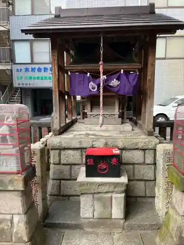二ツ谷稲荷神社の{uncategorized: "未分類", other: "その他", undefined: "問題あり", building: "その他建物", grave: "お墓", sacred_gate: "鳥居", guardian: "狛犬", statue: "像", buddha: "仏像", history: "歴史", nature: "自然", garden: "庭園", animal: "動物", pagoda: "塔", temizu: "手水舎", mountain_gate: "山門・神門", sanctuary: "本殿・本堂", subordinate: "末社・摂社", art: "芸術", scenery: "景色", jizo: "地蔵", ema: "絵馬", goshuin: "御朱印", omikuji: "おみくじ", items: "授与品その他", amulet: "お守り", goshuincho: "御朱印帳", eats: "食事", festival: "お祭り", votive_dance: "神楽", shichigosan: "七五三参", wedding: "結婚式", experience: "体験その他", initially: "初詣", around: "周辺", anti_infection: "感染症対策"}