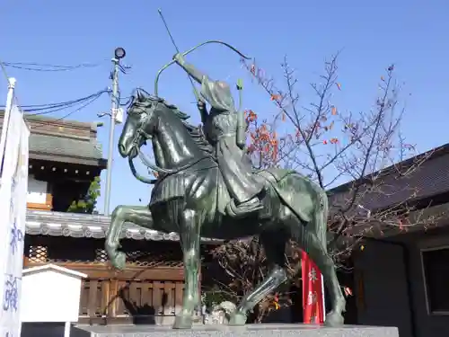 味鋺神社の像