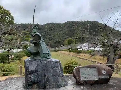 白山比咩神社の像