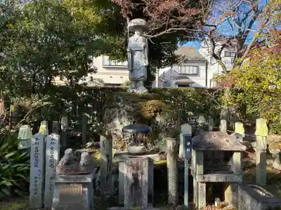 神光院の{uncategorized: "未分類", other: "その他", undefined: "問題あり", building: "その他建物", grave: "お墓", sacred_gate: "鳥居", guardian: "狛犬", statue: "像", buddha: "仏像", history: "歴史", nature: "自然", garden: "庭園", animal: "動物", pagoda: "塔", temizu: "手水舎", mountain_gate: "山門・神門", sanctuary: "本殿・本堂", subordinate: "末社・摂社", art: "芸術", scenery: "景色", jizo: "地蔵", ema: "絵馬", goshuin: "御朱印", omikuji: "おみくじ", items: "授与品その他", amulet: "お守り", goshuincho: "御朱印帳", eats: "食事", festival: "お祭り", votive_dance: "神楽", shichigosan: "七五三参", wedding: "結婚式", experience: "体験その他", initially: "初詣", around: "周辺", anti_infection: "感染症対策"}