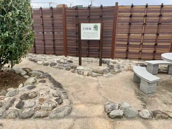 頤神襌院の{uncategorized: "未分類", other: "その他", undefined: "問題あり", building: "その他建物", grave: "お墓", sacred_gate: "鳥居", guardian: "狛犬", statue: "像", buddha: "仏像", history: "歴史", nature: "自然", garden: "庭園", animal: "動物", pagoda: "塔", temizu: "手水舎", mountain_gate: "山門・神門", sanctuary: "本殿・本堂", subordinate: "末社・摂社", art: "芸術", scenery: "景色", jizo: "地蔵", ema: "絵馬", goshuin: "御朱印", omikuji: "おみくじ", items: "授与品その他", amulet: "お守り", goshuincho: "御朱印帳", eats: "食事", festival: "お祭り", votive_dance: "神楽", shichigosan: "七五三参", wedding: "結婚式", experience: "体験その他", initially: "初詣", around: "周辺", anti_infection: "感染症対策"}