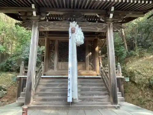 諏訪神社の{uncategorized: "未分類", other: "その他", undefined: "問題あり", building: "その他建物", grave: "お墓", sacred_gate: "鳥居", guardian: "狛犬", statue: "像", buddha: "仏像", history: "歴史", nature: "自然", garden: "庭園", animal: "動物", pagoda: "塔", temizu: "手水舎", mountain_gate: "山門・神門", sanctuary: "本殿・本堂", subordinate: "末社・摂社", art: "芸術", scenery: "景色", jizo: "地蔵", ema: "絵馬", goshuin: "御朱印", omikuji: "おみくじ", items: "授与品その他", amulet: "お守り", goshuincho: "御朱印帳", eats: "食事", festival: "お祭り", votive_dance: "神楽", shichigosan: "七五三参", wedding: "結婚式", experience: "体験その他", initially: "初詣", around: "周辺", anti_infection: "感染症対策"}