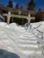 まだまだ雪が沢山残っています。
鳥居をしゃがんで潜らなければいけないほど。
きれいに道付けをしてくださっており感謝致します。