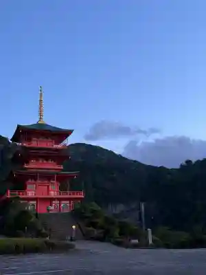 青岸渡寺の{uncategorized: "未分類", other: "その他", undefined: "問題あり", building: "その他建物", grave: "お墓", sacred_gate: "鳥居", guardian: "狛犬", statue: "像", buddha: "仏像", history: "歴史", nature: "自然", garden: "庭園", animal: "動物", pagoda: "塔", temizu: "手水舎", mountain_gate: "山門・神門", sanctuary: "本殿・本堂", subordinate: "末社・摂社", art: "芸術", scenery: "景色", jizo: "地蔵", ema: "絵馬", goshuin: "御朱印", omikuji: "おみくじ", items: "授与品その他", amulet: "お守り", goshuincho: "御朱印帳", eats: "食事", festival: "お祭り", votive_dance: "神楽", shichigosan: "七五三参", wedding: "結婚式", experience: "体験その他", initially: "初詣", around: "周辺", anti_infection: "感染症対策"}