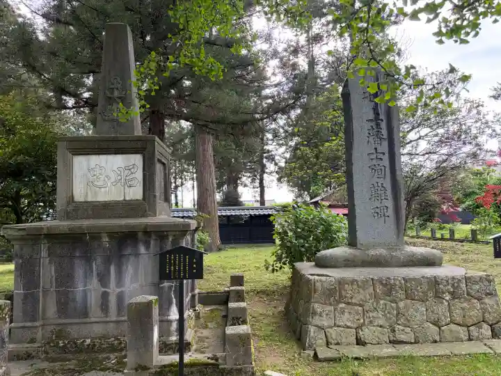 守りの神 藤基神社の{uncategorized: "未分類", other: "その他", undefined: "問題あり", building: "その他建物", grave: "お墓", sacred_gate: "鳥居", guardian: "狛犬", statue: "像", buddha: "仏像", history: "歴史", nature: "自然", garden: "庭園", animal: "動物", pagoda: "塔", temizu: "手水舎", mountain_gate: "山門・神門", sanctuary: "本殿・本堂", subordinate: "末社・摂社", art: "芸術", scenery: "景色", jizo: "地蔵", ema: "絵馬", goshuin: "御朱印", omikuji: "おみくじ", items: "授与品その他", amulet: "お守り", goshuincho: "御朱印帳", eats: "食事", festival: "お祭り", votive_dance: "神楽", shichigosan: "七五三参", wedding: "結婚式", experience: "体験その他", initially: "初詣", around: "周辺", anti_infection: "感染症対策"}