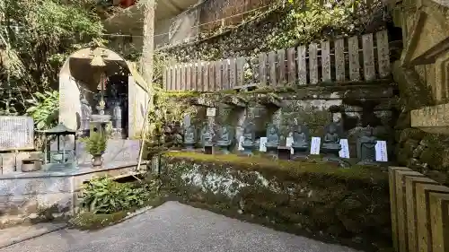 大本山七宝瀧寺の{uncategorized: "未分類", other: "その他", undefined: "問題あり", building: "その他建物", grave: "お墓", sacred_gate: "鳥居", guardian: "狛犬", statue: "像", buddha: "仏像", history: "歴史", nature: "自然", garden: "庭園", animal: "動物", pagoda: "塔", temizu: "手水舎", mountain_gate: "山門・神門", sanctuary: "本殿・本堂", subordinate: "末社・摂社", art: "芸術", scenery: "景色", jizo: "地蔵", ema: "絵馬", goshuin: "御朱印", omikuji: "おみくじ", items: "授与品その他", amulet: "お守り", goshuincho: "御朱印帳", eats: "食事", festival: "お祭り", votive_dance: "神楽", shichigosan: "七五三参", wedding: "結婚式", experience: "体験その他", initially: "初詣", around: "周辺", anti_infection: "感染症対策"}