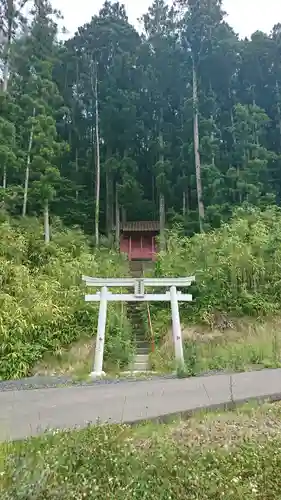 億満稲荷神社の鳥居