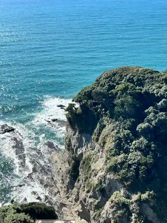 龍宮(江島神社)の{uncategorized: "未分類", other: "その他", undefined: "問題あり", building: "その他建物", grave: "お墓", sacred_gate: "鳥居", guardian: "狛犬", statue: "像", buddha: "仏像", history: "歴史", nature: "自然", garden: "庭園", animal: "動物", pagoda: "塔", temizu: "手水舎", mountain_gate: "山門・神門", sanctuary: "本殿・本堂", subordinate: "末社・摂社", art: "芸術", scenery: "景色", jizo: "地蔵", ema: "絵馬", goshuin: "御朱印", omikuji: "おみくじ", items: "授与品その他", amulet: "お守り", goshuincho: "御朱印帳", eats: "食事", festival: "お祭り", votive_dance: "神楽", shichigosan: "七五三参", wedding: "結婚式", experience: "体験その他", initially: "初詣", around: "周辺", anti_infection: "感染症対策"}