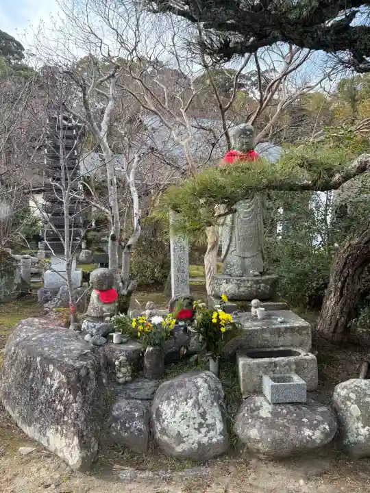 伊勢の国 四天王寺の{uncategorized: "未分類", other: "その他", undefined: "問題あり", building: "その他建物", grave: "お墓", sacred_gate: "鳥居", guardian: "狛犬", statue: "像", buddha: "仏像", history: "歴史", nature: "自然", garden: "庭園", animal: "動物", pagoda: "塔", temizu: "手水舎", mountain_gate: "山門・神門", sanctuary: "本殿・本堂", subordinate: "末社・摂社", art: "芸術", scenery: "景色", jizo: "地蔵", ema: "絵馬", goshuin: "御朱印", omikuji: "おみくじ", items: "授与品その他", amulet: "お守り", goshuincho: "御朱印帳", eats: "食事", festival: "お祭り", votive_dance: "神楽", shichigosan: "七五三参", wedding: "結婚式", experience: "体験その他", initially: "初詣", around: "周辺", anti_infection: "感染症対策"}