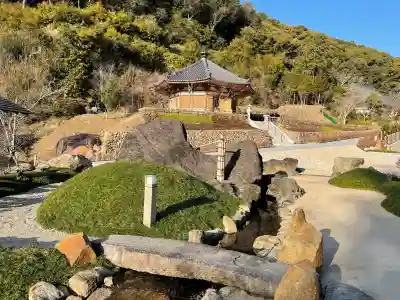 尊永寺の{uncategorized: "未分類", other: "その他", undefined: "問題あり", building: "その他建物", grave: "お墓", sacred_gate: "鳥居", guardian: "狛犬", statue: "像", buddha: "仏像", history: "歴史", nature: "自然", garden: "庭園", animal: "動物", pagoda: "塔", temizu: "手水舎", mountain_gate: "山門・神門", sanctuary: "本殿・本堂", subordinate: "末社・摂社", art: "芸術", scenery: "景色", jizo: "地蔵", ema: "絵馬", goshuin: "御朱印", omikuji: "おみくじ", items: "授与品その他", amulet: "お守り", goshuincho: "御朱印帳", eats: "食事", festival: "お祭り", votive_dance: "神楽", shichigosan: "七五三参", wedding: "結婚式", experience: "体験その他", initially: "初詣", around: "周辺", anti_infection: "感染症対策"}
