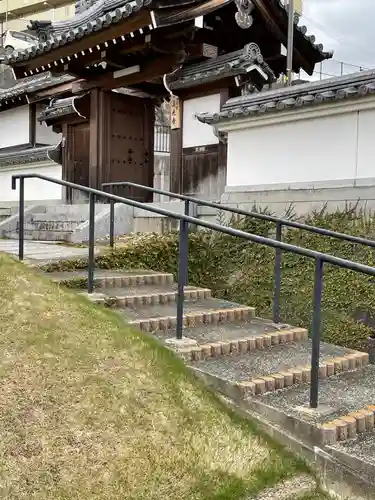 真光寺の山門