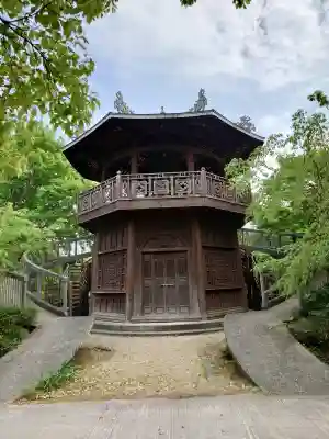 徳林寺の{uncategorized: "未分類", other: "その他", undefined: "問題あり", building: "その他建物", grave: "お墓", sacred_gate: "鳥居", guardian: "狛犬", statue: "像", buddha: "仏像", history: "歴史", nature: "自然", garden: "庭園", animal: "動物", pagoda: "塔", temizu: "手水舎", mountain_gate: "山門・神門", sanctuary: "本殿・本堂", subordinate: "末社・摂社", art: "芸術", scenery: "景色", jizo: "地蔵", ema: "絵馬", goshuin: "御朱印", omikuji: "おみくじ", items: "授与品その他", amulet: "お守り", goshuincho: "御朱印帳", eats: "食事", festival: "お祭り", votive_dance: "神楽", shichigosan: "七五三参", wedding: "結婚式", experience: "体験その他", initially: "初詣", around: "周辺", anti_infection: "感染症対策"}