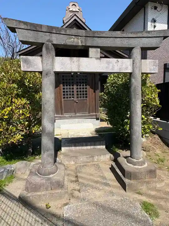 藤森稲荷神社の{uncategorized: "未分類", other: "その他", undefined: "問題あり", building: "その他建物", grave: "お墓", sacred_gate: "鳥居", guardian: "狛犬", statue: "像", buddha: "仏像", history: "歴史", nature: "自然", garden: "庭園", animal: "動物", pagoda: "塔", temizu: "手水舎", mountain_gate: "山門・神門", sanctuary: "本殿・本堂", subordinate: "末社・摂社", art: "芸術", scenery: "景色", jizo: "地蔵", ema: "絵馬", goshuin: "御朱印", omikuji: "おみくじ", items: "授与品その他", amulet: "お守り", goshuincho: "御朱印帳", eats: "食事", festival: "お祭り", votive_dance: "神楽", shichigosan: "七五三参", wedding: "結婚式", experience: "体験その他", initially: "初詣", around: "周辺", anti_infection: "感染症対策"}