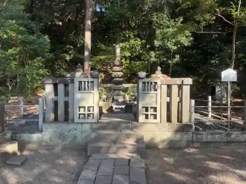 法華堂跡（源頼朝墓・北条義時墓）の{uncategorized: "未分類", other: "その他", undefined: "問題あり", building: "その他建物", grave: "お墓", sacred_gate: "鳥居", guardian: "狛犬", statue: "像", buddha: "仏像", history: "歴史", nature: "自然", garden: "庭園", animal: "動物", pagoda: "塔", temizu: "手水舎", mountain_gate: "山門・神門", sanctuary: "本殿・本堂", subordinate: "末社・摂社", art: "芸術", scenery: "景色", jizo: "地蔵", ema: "絵馬", goshuin: "御朱印", omikuji: "おみくじ", items: "授与品その他", amulet: "お守り", goshuincho: "御朱印帳", eats: "食事", festival: "お祭り", votive_dance: "神楽", shichigosan: "七五三参", wedding: "結婚式", experience: "体験その他", initially: "初詣", around: "周辺", anti_infection: "感染症対策"}