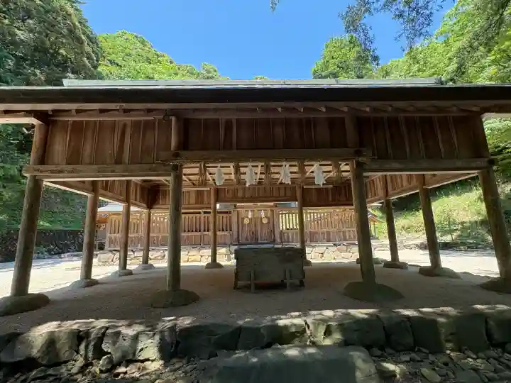 眞名井神社の{uncategorized: "未分類", other: "その他", undefined: "問題あり", building: "その他建物", grave: "お墓", sacred_gate: "鳥居", guardian: "狛犬", statue: "像", buddha: "仏像", history: "歴史", nature: "自然", garden: "庭園", animal: "動物", pagoda: "塔", temizu: "手水舎", mountain_gate: "山門・神門", sanctuary: "本殿・本堂", subordinate: "末社・摂社", art: "芸術", scenery: "景色", jizo: "地蔵", ema: "絵馬", goshuin: "御朱印", omikuji: "おみくじ", items: "授与品その他", amulet: "お守り", goshuincho: "御朱印帳", eats: "食事", festival: "お祭り", votive_dance: "神楽", shichigosan: "七五三参", wedding: "結婚式", experience: "体験その他", initially: "初詣", around: "周辺", anti_infection: "感染症対策"}