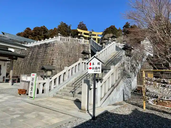 秋葉山本宮 秋葉神社 上社の{uncategorized: "未分類", other: "その他", undefined: "問題あり", building: "その他建物", grave: "お墓", sacred_gate: "鳥居", guardian: "狛犬", statue: "像", buddha: "仏像", history: "歴史", nature: "自然", garden: "庭園", animal: "動物", pagoda: "塔", temizu: "手水舎", mountain_gate: "山門・神門", sanctuary: "本殿・本堂", subordinate: "末社・摂社", art: "芸術", scenery: "景色", jizo: "地蔵", ema: "絵馬", goshuin: "御朱印", omikuji: "おみくじ", items: "授与品その他", amulet: "お守り", goshuincho: "御朱印帳", eats: "食事", festival: "お祭り", votive_dance: "神楽", shichigosan: "七五三参", wedding: "結婚式", experience: "体験その他", initially: "初詣", around: "周辺", anti_infection: "感染症対策"}