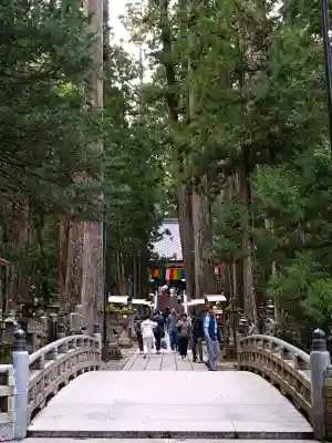 高野山金剛峯寺奥の院の{uncategorized: "未分類", other: "その他", undefined: "問題あり", building: "その他建物", grave: "お墓", sacred_gate: "鳥居", guardian: "狛犬", statue: "像", buddha: "仏像", history: "歴史", nature: "自然", garden: "庭園", animal: "動物", pagoda: "塔", temizu: "手水舎", mountain_gate: "山門・神門", sanctuary: "本殿・本堂", subordinate: "末社・摂社", art: "芸術", scenery: "景色", jizo: "地蔵", ema: "絵馬", goshuin: "御朱印", omikuji: "おみくじ", items: "授与品その他", amulet: "お守り", goshuincho: "御朱印帳", eats: "食事", festival: "お祭り", votive_dance: "神楽", shichigosan: "七五三参", wedding: "結婚式", experience: "体験その他", initially: "初詣", around: "周辺", anti_infection: "感染症対策"}