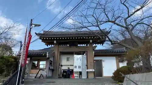 大船観音寺の山門