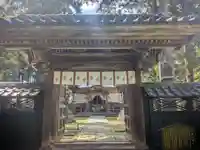 守りの神 藤基神社の山門・神門