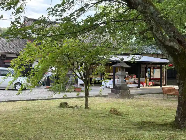 守りの神 藤基神社の{uncategorized: "未分類", other: "その他", undefined: "問題あり", building: "その他建物", grave: "お墓", sacred_gate: "鳥居", guardian: "狛犬", statue: "像", buddha: "仏像", history: "歴史", nature: "自然", garden: "庭園", animal: "動物", pagoda: "塔", temizu: "手水舎", mountain_gate: "山門・神門", sanctuary: "本殿・本堂", subordinate: "末社・摂社", art: "芸術", scenery: "景色", jizo: "地蔵", ema: "絵馬", goshuin: "御朱印", omikuji: "おみくじ", items: "授与品その他", amulet: "お守り", goshuincho: "御朱印帳", eats: "食事", festival: "お祭り", votive_dance: "神楽", shichigosan: "七五三参", wedding: "結婚式", experience: "体験その他", initially: "初詣", around: "周辺", anti_infection: "感染症対策"}