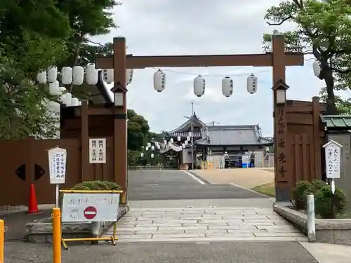 門戸厄神東光寺の山門