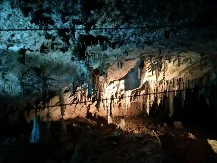 洞川八幡宮の{uncategorized: "未分類", other: "その他", undefined: "問題あり", building: "その他建物", grave: "お墓", sacred_gate: "鳥居", guardian: "狛犬", statue: "像", buddha: "仏像", history: "歴史", nature: "自然", garden: "庭園", animal: "動物", pagoda: "塔", temizu: "手水舎", mountain_gate: "山門・神門", sanctuary: "本殿・本堂", subordinate: "末社・摂社", art: "芸術", scenery: "景色", jizo: "地蔵", ema: "絵馬", goshuin: "御朱印", omikuji: "おみくじ", items: "授与品その他", amulet: "お守り", goshuincho: "御朱印帳", eats: "食事", festival: "お祭り", votive_dance: "神楽", shichigosan: "七五三参", wedding: "結婚式", experience: "体験その他", initially: "初詣", around: "周辺", anti_infection: "感染症対策"}