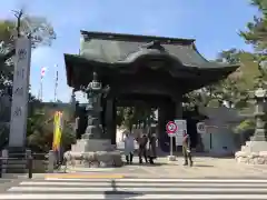 豊川閣　妙厳寺の山門