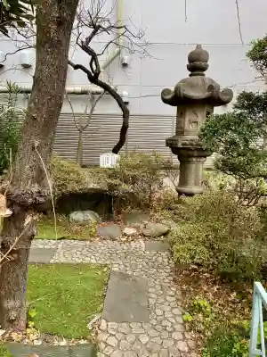 千束稲荷神社の{uncategorized: "未分類", other: "その他", undefined: "問題あり", building: "その他建物", grave: "お墓", sacred_gate: "鳥居", guardian: "狛犬", statue: "像", buddha: "仏像", history: "歴史", nature: "自然", garden: "庭園", animal: "動物", pagoda: "塔", temizu: "手水舎", mountain_gate: "山門・神門", sanctuary: "本殿・本堂", subordinate: "末社・摂社", art: "芸術", scenery: "景色", jizo: "地蔵", ema: "絵馬", goshuin: "御朱印", omikuji: "おみくじ", items: "授与品その他", amulet: "お守り", goshuincho: "御朱印帳", eats: "食事", festival: "お祭り", votive_dance: "神楽", shichigosan: "七五三参", wedding: "結婚式", experience: "体験その他", initially: "初詣", around: "周辺", anti_infection: "感染症対策"}