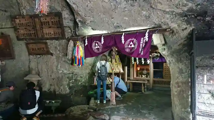 銭洗弁財天宇賀福神社の本殿・本堂