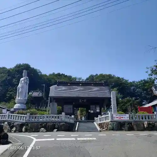 埼玉厄除け開運大師・龍泉寺（切り絵御朱印発祥の寺）の山門