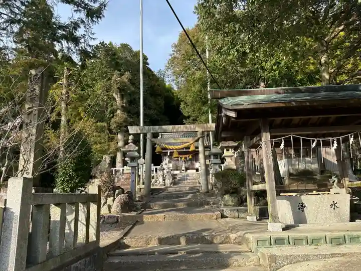 太神社の{uncategorized: "未分類", other: "その他", undefined: "問題あり", building: "その他建物", grave: "お墓", sacred_gate: "鳥居", guardian: "狛犬", statue: "像", buddha: "仏像", history: "歴史", nature: "自然", garden: "庭園", animal: "動物", pagoda: "塔", temizu: "手水舎", mountain_gate: "山門・神門", sanctuary: "本殿・本堂", subordinate: "末社・摂社", art: "芸術", scenery: "景色", jizo: "地蔵", ema: "絵馬", goshuin: "御朱印", omikuji: "おみくじ", items: "授与品その他", amulet: "お守り", goshuincho: "御朱印帳", eats: "食事", festival: "お祭り", votive_dance: "神楽", shichigosan: "七五三参", wedding: "結婚式", experience: "体験その他", initially: "初詣", around: "周辺", anti_infection: "感染症対策"}