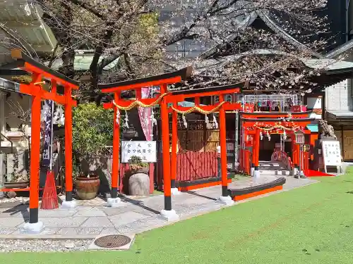 露天神社（お初天神）の{uncategorized: "未分類", other: "その他", undefined: "問題あり", building: "その他建物", grave: "お墓", sacred_gate: "鳥居", guardian: "狛犬", statue: "像", buddha: "仏像", history: "歴史", nature: "自然", garden: "庭園", animal: "動物", pagoda: "塔", temizu: "手水舎", mountain_gate: "山門・神門", sanctuary: "本殿・本堂", subordinate: "末社・摂社", art: "芸術", scenery: "景色", jizo: "地蔵", ema: "絵馬", goshuin: "御朱印", omikuji: "おみくじ", items: "授与品その他", amulet: "お守り", goshuincho: "御朱印帳", eats: "食事", festival: "お祭り", votive_dance: "神楽", shichigosan: "七五三参", wedding: "結婚式", experience: "体験その他", initially: "初詣", around: "周辺", anti_infection: "感染症対策"}
