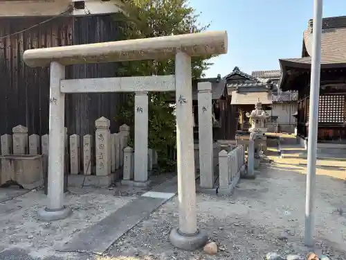 日吉神社の{uncategorized: "未分類", other: "その他", undefined: "問題あり", building: "その他建物", grave: "お墓", sacred_gate: "鳥居", guardian: "狛犬", statue: "像", buddha: "仏像", history: "歴史", nature: "自然", garden: "庭園", animal: "動物", pagoda: "塔", temizu: "手水舎", mountain_gate: "山門・神門", sanctuary: "本殿・本堂", subordinate: "末社・摂社", art: "芸術", scenery: "景色", jizo: "地蔵", ema: "絵馬", goshuin: "御朱印", omikuji: "おみくじ", items: "授与品その他", amulet: "お守り", goshuincho: "御朱印帳", eats: "食事", festival: "お祭り", votive_dance: "神楽", shichigosan: "七五三参", wedding: "結婚式", experience: "体験その他", initially: "初詣", around: "周辺", anti_infection: "感染症対策"}
