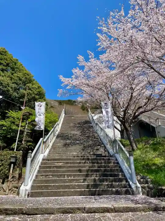 與瀬神社(与瀬神社)の{uncategorized: "未分類", other: "その他", undefined: "問題あり", building: "その他建物", grave: "お墓", sacred_gate: "鳥居", guardian: "狛犬", statue: "像", buddha: "仏像", history: "歴史", nature: "自然", garden: "庭園", animal: "動物", pagoda: "塔", temizu: "手水舎", mountain_gate: "山門・神門", sanctuary: "本殿・本堂", subordinate: "末社・摂社", art: "芸術", scenery: "景色", jizo: "地蔵", ema: "絵馬", goshuin: "御朱印", omikuji: "おみくじ", items: "授与品その他", amulet: "お守り", goshuincho: "御朱印帳", eats: "食事", festival: "お祭り", votive_dance: "神楽", shichigosan: "七五三参", wedding: "結婚式", experience: "体験その他", initially: "初詣", around: "周辺", anti_infection: "感染症対策"}