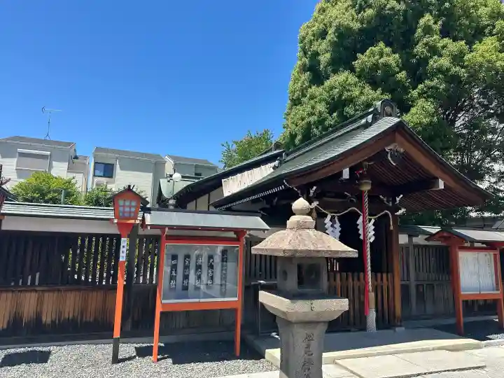 松尾大社西七条御旅所の{uncategorized: "未分類", other: "その他", undefined: "問題あり", building: "その他建物", grave: "お墓", sacred_gate: "鳥居", guardian: "狛犬", statue: "像", buddha: "仏像", history: "歴史", nature: "自然", garden: "庭園", animal: "動物", pagoda: "塔", temizu: "手水舎", mountain_gate: "山門・神門", sanctuary: "本殿・本堂", subordinate: "末社・摂社", art: "芸術", scenery: "景色", jizo: "地蔵", ema: "絵馬", goshuin: "御朱印", omikuji: "おみくじ", items: "授与品その他", amulet: "お守り", goshuincho: "御朱印帳", eats: "食事", festival: "お祭り", votive_dance: "神楽", shichigosan: "七五三参", wedding: "結婚式", experience: "体験その他", initially: "初詣", around: "周辺", anti_infection: "感染症対策"}
