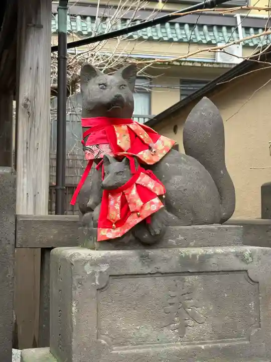 被官稲荷神社の{uncategorized: "未分類", other: "その他", undefined: "問題あり", building: "その他建物", grave: "お墓", sacred_gate: "鳥居", guardian: "狛犬", statue: "像", buddha: "仏像", history: "歴史", nature: "自然", garden: "庭園", animal: "動物", pagoda: "塔", temizu: "手水舎", mountain_gate: "山門・神門", sanctuary: "本殿・本堂", subordinate: "末社・摂社", art: "芸術", scenery: "景色", jizo: "地蔵", ema: "絵馬", goshuin: "御朱印", omikuji: "おみくじ", items: "授与品その他", amulet: "お守り", goshuincho: "御朱印帳", eats: "食事", festival: "お祭り", votive_dance: "神楽", shichigosan: "七五三参", wedding: "結婚式", experience: "体験その他", initially: "初詣", around: "周辺", anti_infection: "感染症対策"}