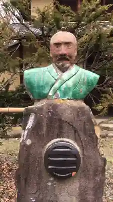 象山神社の像