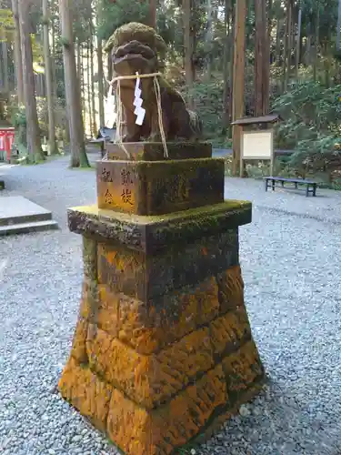 御岩神社の狛犬