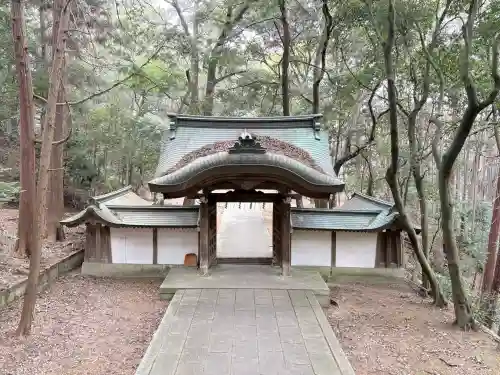 豊国廟（豊国神社飛地境内）の{uncategorized: "未分類", other: "その他", undefined: "問題あり", building: "その他建物", grave: "お墓", sacred_gate: "鳥居", guardian: "狛犬", statue: "像", buddha: "仏像", history: "歴史", nature: "自然", garden: "庭園", animal: "動物", pagoda: "塔", temizu: "手水舎", mountain_gate: "山門・神門", sanctuary: "本殿・本堂", subordinate: "末社・摂社", art: "芸術", scenery: "景色", jizo: "地蔵", ema: "絵馬", goshuin: "御朱印", omikuji: "おみくじ", items: "授与品その他", amulet: "お守り", goshuincho: "御朱印帳", eats: "食事", festival: "お祭り", votive_dance: "神楽", shichigosan: "七五三参", wedding: "結婚式", experience: "体験その他", initially: "初詣", around: "周辺", anti_infection: "感染症対策"}