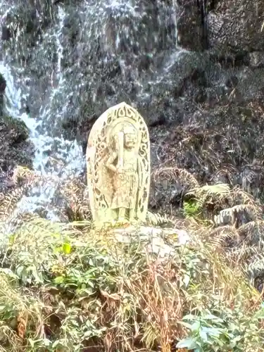 瀧川神社の{uncategorized: "未分類", other: "その他", undefined: "問題あり", building: "その他建物", grave: "お墓", sacred_gate: "鳥居", guardian: "狛犬", statue: "像", buddha: "仏像", history: "歴史", nature: "自然", garden: "庭園", animal: "動物", pagoda: "塔", temizu: "手水舎", mountain_gate: "山門・神門", sanctuary: "本殿・本堂", subordinate: "末社・摂社", art: "芸術", scenery: "景色", jizo: "地蔵", ema: "絵馬", goshuin: "御朱印", omikuji: "おみくじ", items: "授与品その他", amulet: "お守り", goshuincho: "御朱印帳", eats: "食事", festival: "お祭り", votive_dance: "神楽", shichigosan: "七五三参", wedding: "結婚式", experience: "体験その他", initially: "初詣", around: "周辺", anti_infection: "感染症対策"}