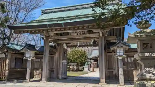 根室金刀比羅神社の山門