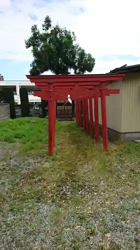 尾萬稲荷神社の鳥居