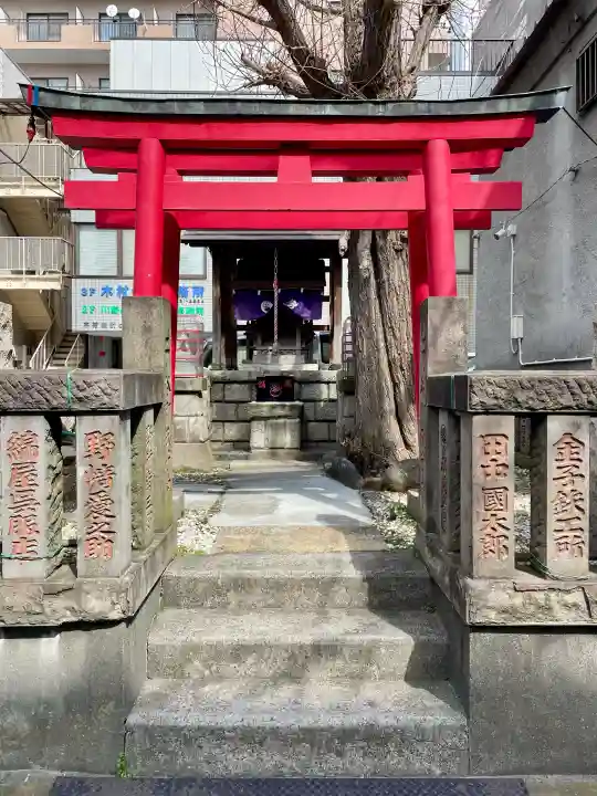 二ツ谷稲荷神社の{uncategorized: "未分類", other: "その他", undefined: "問題あり", building: "その他建物", grave: "お墓", sacred_gate: "鳥居", guardian: "狛犬", statue: "像", buddha: "仏像", history: "歴史", nature: "自然", garden: "庭園", animal: "動物", pagoda: "塔", temizu: "手水舎", mountain_gate: "山門・神門", sanctuary: "本殿・本堂", subordinate: "末社・摂社", art: "芸術", scenery: "景色", jizo: "地蔵", ema: "絵馬", goshuin: "御朱印", omikuji: "おみくじ", items: "授与品その他", amulet: "お守り", goshuincho: "御朱印帳", eats: "食事", festival: "お祭り", votive_dance: "神楽", shichigosan: "七五三参", wedding: "結婚式", experience: "体験その他", initially: "初詣", around: "周辺", anti_infection: "感染症対策"}