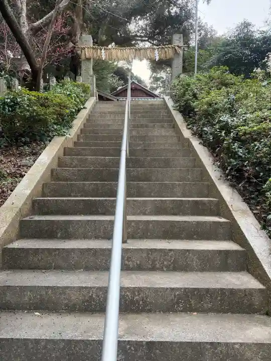 荻浦神社の{uncategorized: "未分類", other: "その他", undefined: "問題あり", building: "その他建物", grave: "お墓", sacred_gate: "鳥居", guardian: "狛犬", statue: "像", buddha: "仏像", history: "歴史", nature: "自然", garden: "庭園", animal: "動物", pagoda: "塔", temizu: "手水舎", mountain_gate: "山門・神門", sanctuary: "本殿・本堂", subordinate: "末社・摂社", art: "芸術", scenery: "景色", jizo: "地蔵", ema: "絵馬", goshuin: "御朱印", omikuji: "おみくじ", items: "授与品その他", amulet: "お守り", goshuincho: "御朱印帳", eats: "食事", festival: "お祭り", votive_dance: "神楽", shichigosan: "七五三参", wedding: "結婚式", experience: "体験その他", initially: "初詣", around: "周辺", anti_infection: "感染症対策"}