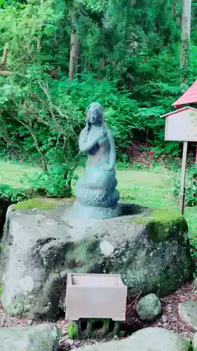 御座石神社の像