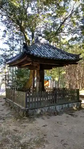 二上山傘堂の{uncategorized: "未分類", other: "その他", undefined: "問題あり", building: "その他建物", grave: "お墓", sacred_gate: "鳥居", guardian: "狛犬", statue: "像", buddha: "仏像", history: "歴史", nature: "自然", garden: "庭園", animal: "動物", pagoda: "塔", temizu: "手水舎", mountain_gate: "山門・神門", sanctuary: "本殿・本堂", subordinate: "末社・摂社", art: "芸術", scenery: "景色", jizo: "地蔵", ema: "絵馬", goshuin: "御朱印", omikuji: "おみくじ", items: "授与品その他", amulet: "お守り", goshuincho: "御朱印帳", eats: "食事", festival: "お祭り", votive_dance: "神楽", shichigosan: "七五三参", wedding: "結婚式", experience: "体験その他", initially: "初詣", around: "周辺", anti_infection: "感染症対策"}
