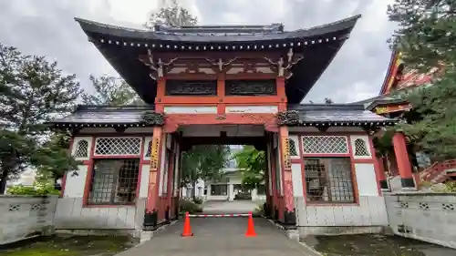 眞久寺の山門