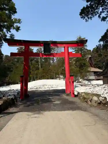 出羽神社(出羽三山神社)～三神合祭殿～の{uncategorized: "未分類", other: "その他", undefined: "問題あり", building: "その他建物", grave: "お墓", sacred_gate: "鳥居", guardian: "狛犬", statue: "像", buddha: "仏像", history: "歴史", nature: "自然", garden: "庭園", animal: "動物", pagoda: "塔", temizu: "手水舎", mountain_gate: "山門・神門", sanctuary: "本殿・本堂", subordinate: "末社・摂社", art: "芸術", scenery: "景色", jizo: "地蔵", ema: "絵馬", goshuin: "御朱印", omikuji: "おみくじ", items: "授与品その他", amulet: "お守り", goshuincho: "御朱印帳", eats: "食事", festival: "お祭り", votive_dance: "神楽", shichigosan: "七五三参", wedding: "結婚式", experience: "体験その他", initially: "初詣", around: "周辺", anti_infection: "感染症対策"}
