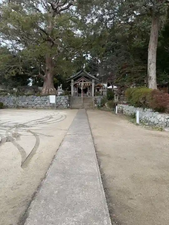 六所神社の{uncategorized: "未分類", other: "その他", undefined: "問題あり", building: "その他建物", grave: "お墓", sacred_gate: "鳥居", guardian: "狛犬", statue: "像", buddha: "仏像", history: "歴史", nature: "自然", garden: "庭園", animal: "動物", pagoda: "塔", temizu: "手水舎", mountain_gate: "山門・神門", sanctuary: "本殿・本堂", subordinate: "末社・摂社", art: "芸術", scenery: "景色", jizo: "地蔵", ema: "絵馬", goshuin: "御朱印", omikuji: "おみくじ", items: "授与品その他", amulet: "お守り", goshuincho: "御朱印帳", eats: "食事", festival: "お祭り", votive_dance: "神楽", shichigosan: "七五三参", wedding: "結婚式", experience: "体験その他", initially: "初詣", around: "周辺", anti_infection: "感染症対策"}